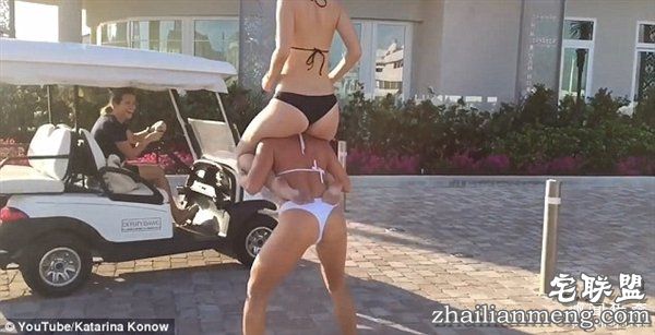 比基尼姐妹健身走红 这样深蹲也是没谁了