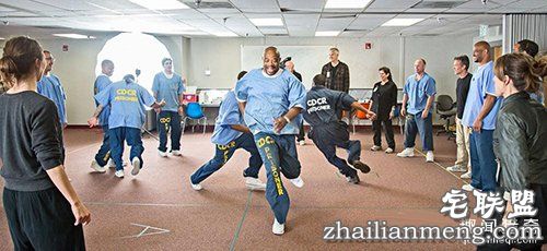 监狱里暴力频发，直到有一天犯人成立了个戏班子