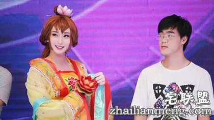 5位「美到女生会恨」的男扮女装「卸妆后超帅」网路红人。#5连男粉丝都忍不住下跪求婚!