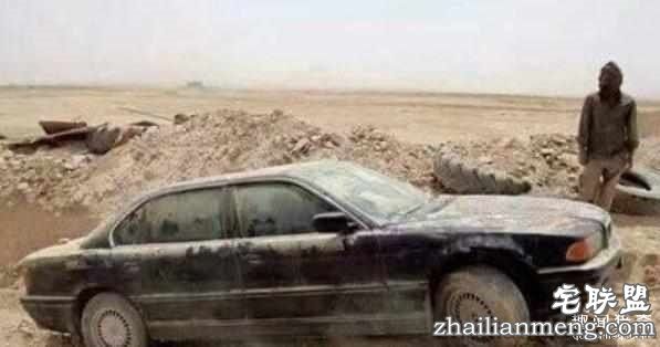 男子挖地三尺找到神秘宝藏：价值百万宝马车