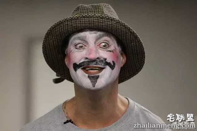 监狱里暴力频发，直到有一天犯人成立了个戏班子