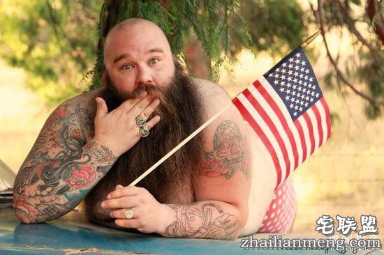 胡子大叔拍性感写真扮美人鱼，天真表情辣瞎双眼