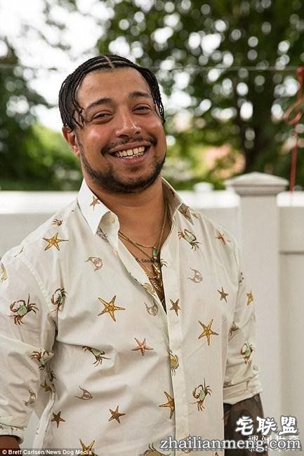 男子带着两个女友，和妻子过上了一夫三妻的生活