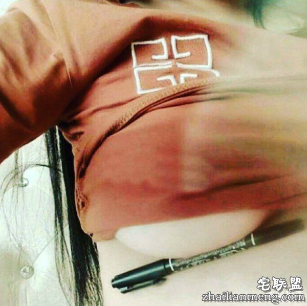 女生用胸部夹东西的「南半球挑战」火辣到重回流行了，#5夹起宝特瓶那位超兇！(18张)