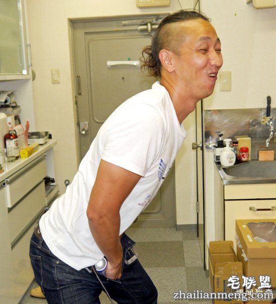 大叔往羞羞部位喷了止汗喷雾，冰火两重天爽歪歪