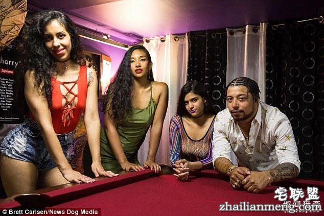 男子带着两个女友，和妻子过上了一夫三妻的生活