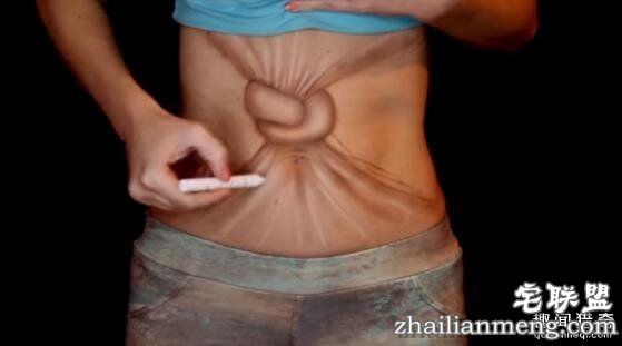 国外辣妹惊悚化妆技：把腰系了个死扣