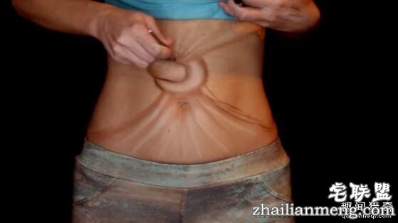 国外辣妹惊悚化妆技：把腰系了个死扣