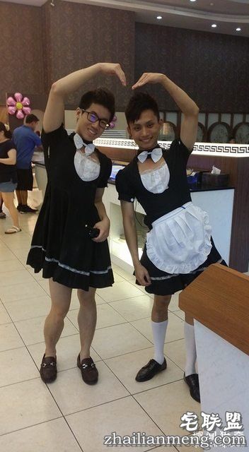 男员工穿女仆装接客，老板你家生意是多难做...