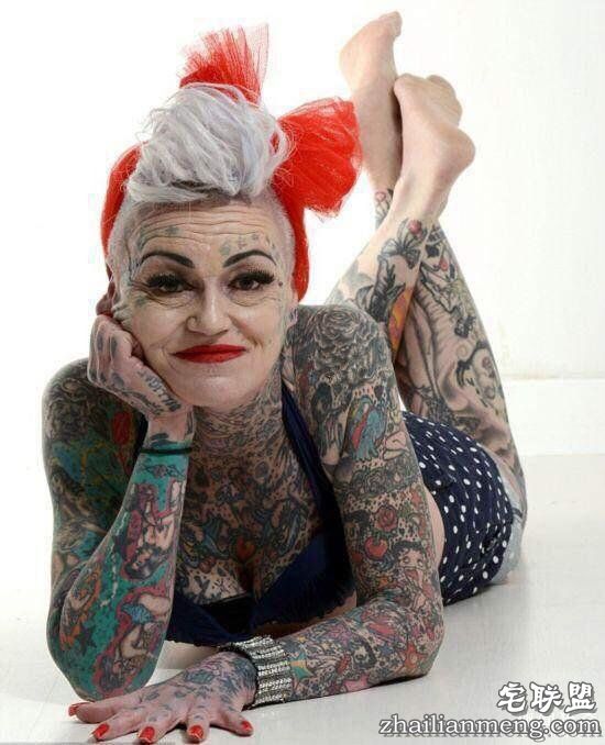 52岁老妇痴迷纹身，身体上80%的皮肤都有纹身
