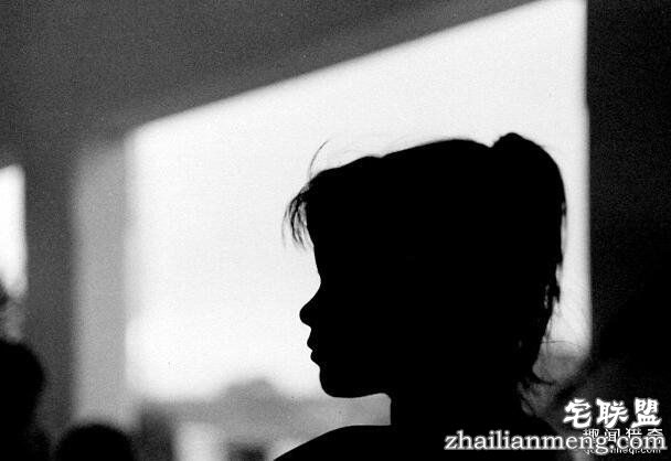 变态妈妈逼9岁女儿穿兔女郎装让男人强暴，捆绑口爱爱还不是最可恶的…