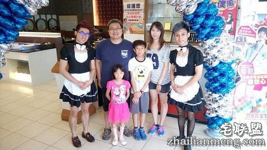 男员工穿女仆装接客，老板你家生意是多难做...