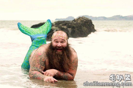 胡子大叔拍性感写真扮美人鱼，天真表情辣瞎双眼