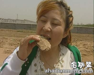 漂亮女孩14年吃5000斤土，世上的土都要被她吃完喽！