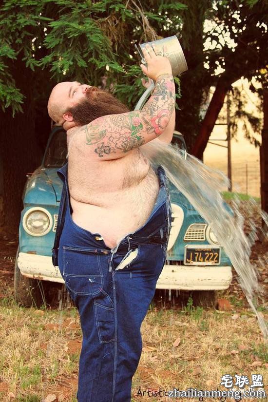 胡子大叔拍性感写真扮美人鱼，天真表情辣瞎双眼