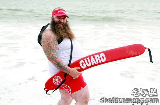 胡子大叔拍性感写真扮美人鱼，天真表情辣瞎双眼