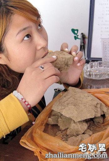 漂亮女孩14年吃5000斤土，世上的土都要被她吃完喽！