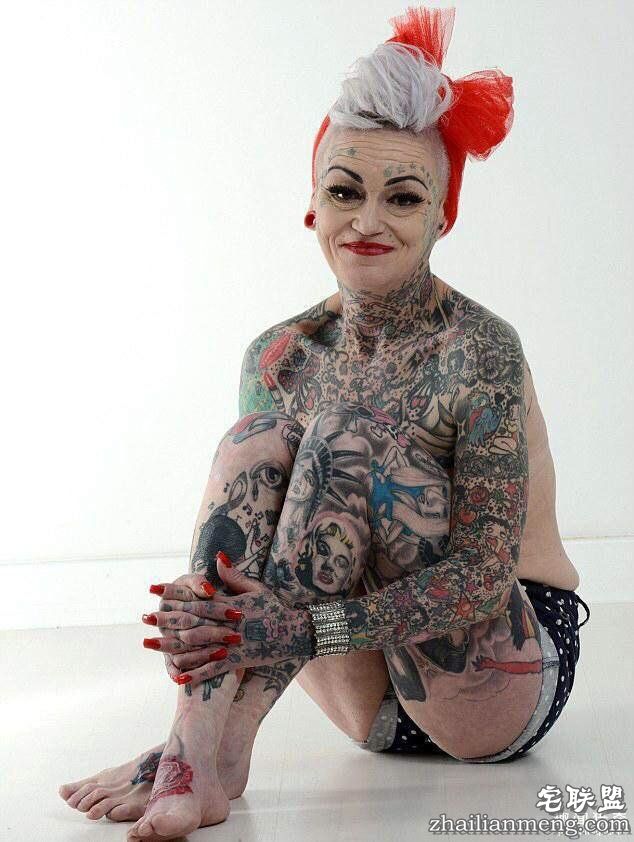 52岁老妇痴迷纹身，身体上80%的皮肤都有纹身