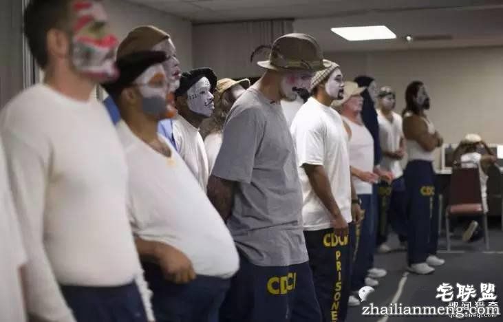 监狱里暴力频发，直到有一天犯人成立了个戏班子