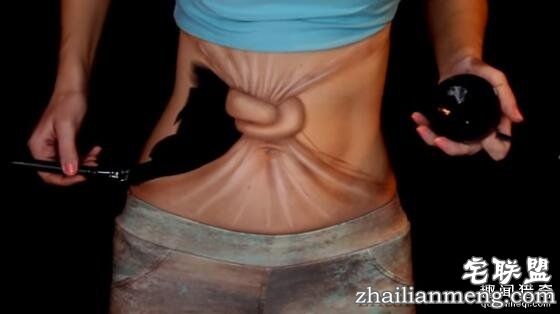 国外辣妹惊悚化妆技：把腰系了个死扣