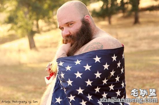 胡子大叔拍性感写真扮美人鱼，天真表情辣瞎双眼