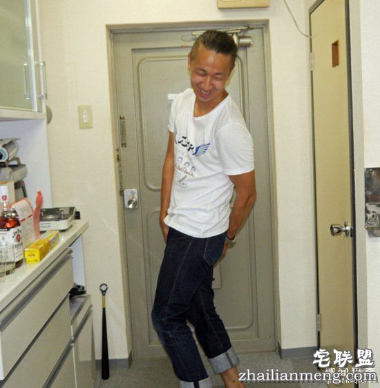 大叔往羞羞部位喷了止汗喷雾，冰火两重天爽歪歪