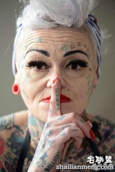 52岁老妇痴迷纹身，身体上80%的皮肤都有纹身