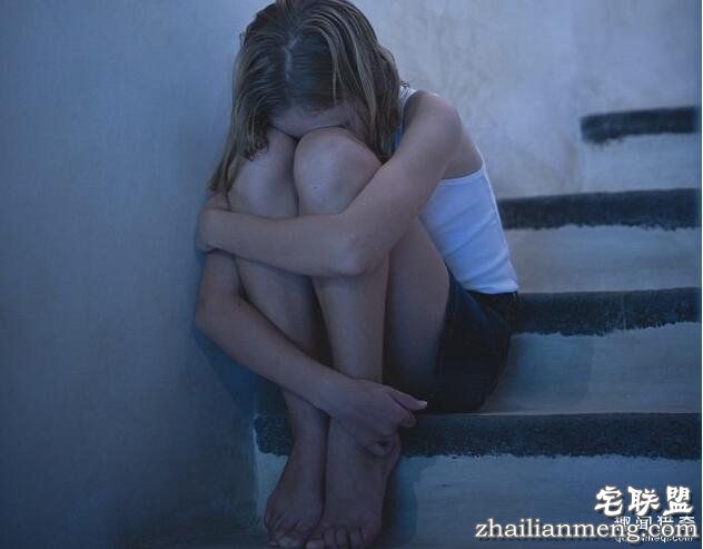 变态妈妈逼9岁女儿穿兔女郎装让男人强暴，捆绑口爱爱还不是最可恶的…