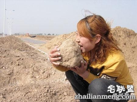 漂亮女孩14年吃5000斤土，世上的土都要被她吃完喽！