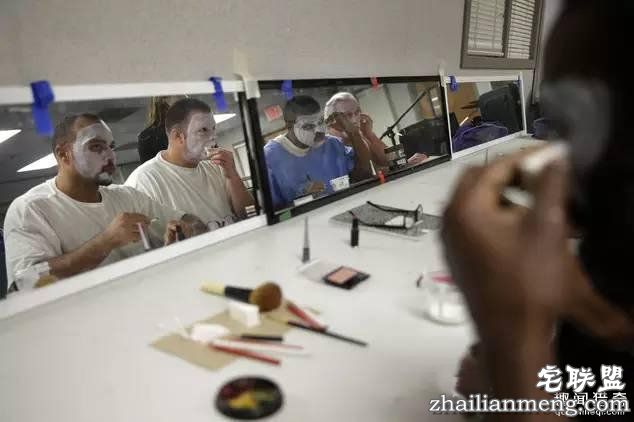 监狱里暴力频发，直到有一天犯人成立了个戏班子