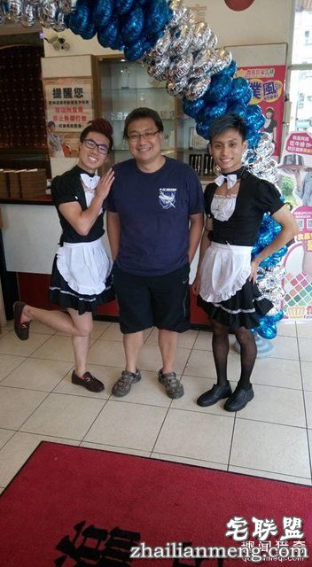 男员工穿女仆装接客，老板你家生意是多难做...