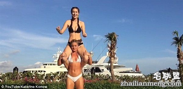 比基尼姐妹健身走红 这样深蹲也是没谁了