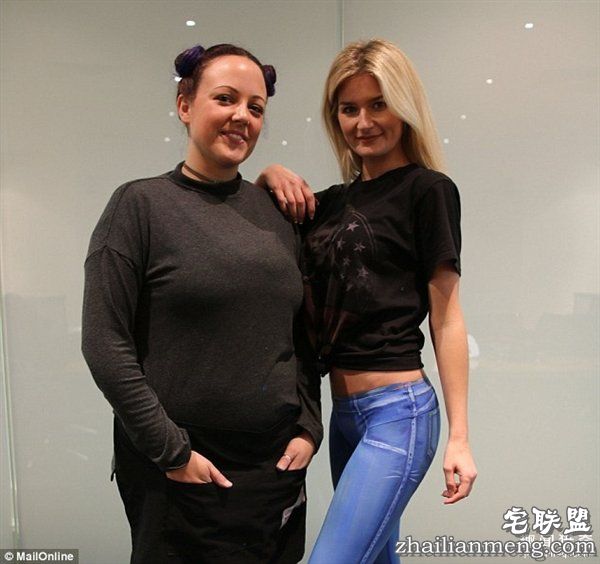 太逼真！性感女模“穿”彩绘牛仔裤逛街：画面带感