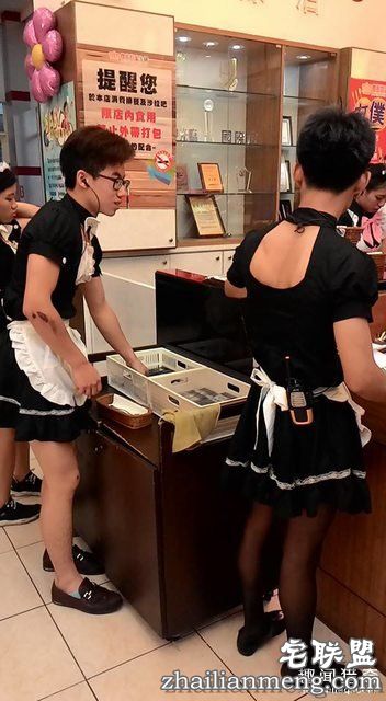男员工穿女仆装接客，老板你家生意是多难做...