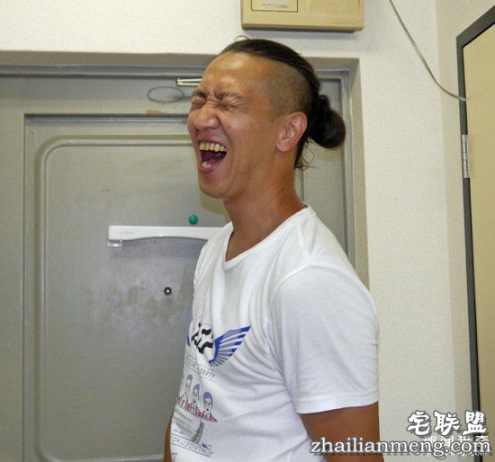 大叔往羞羞部位喷了止汗喷雾，冰火两重天爽歪歪