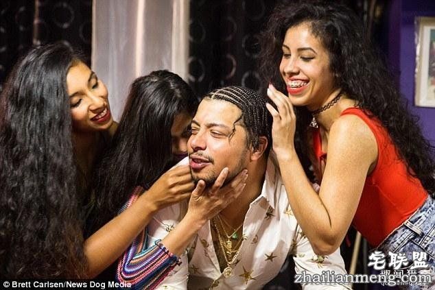 男子带着两个女友，和妻子过上了一夫三妻的生活