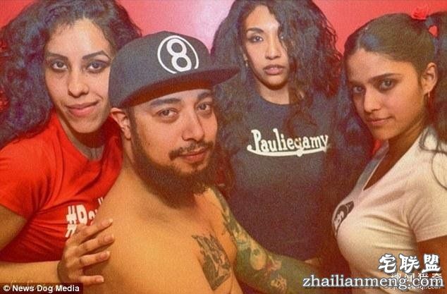 男子带着两个女友，和妻子过上了一夫三妻的生活