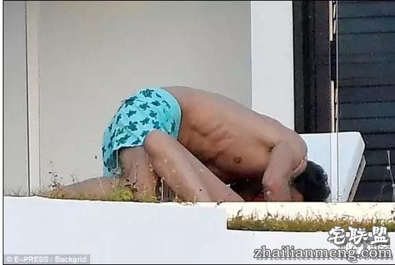 邓文迪又交新男友，比他妈还大三岁，实力撩汉，绝了！