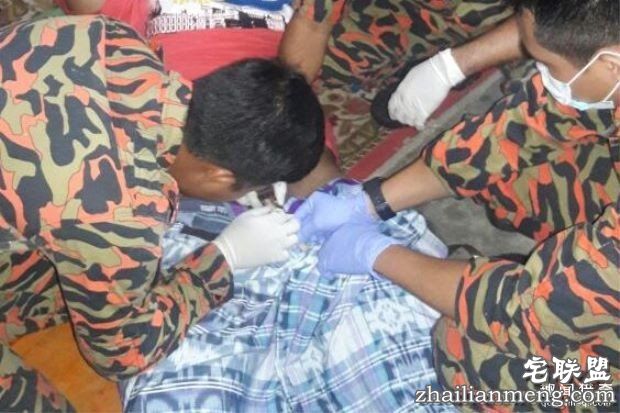 男子尿急用饮料瓶接尿下体被卡，只好拿刀割掉鲜血直流