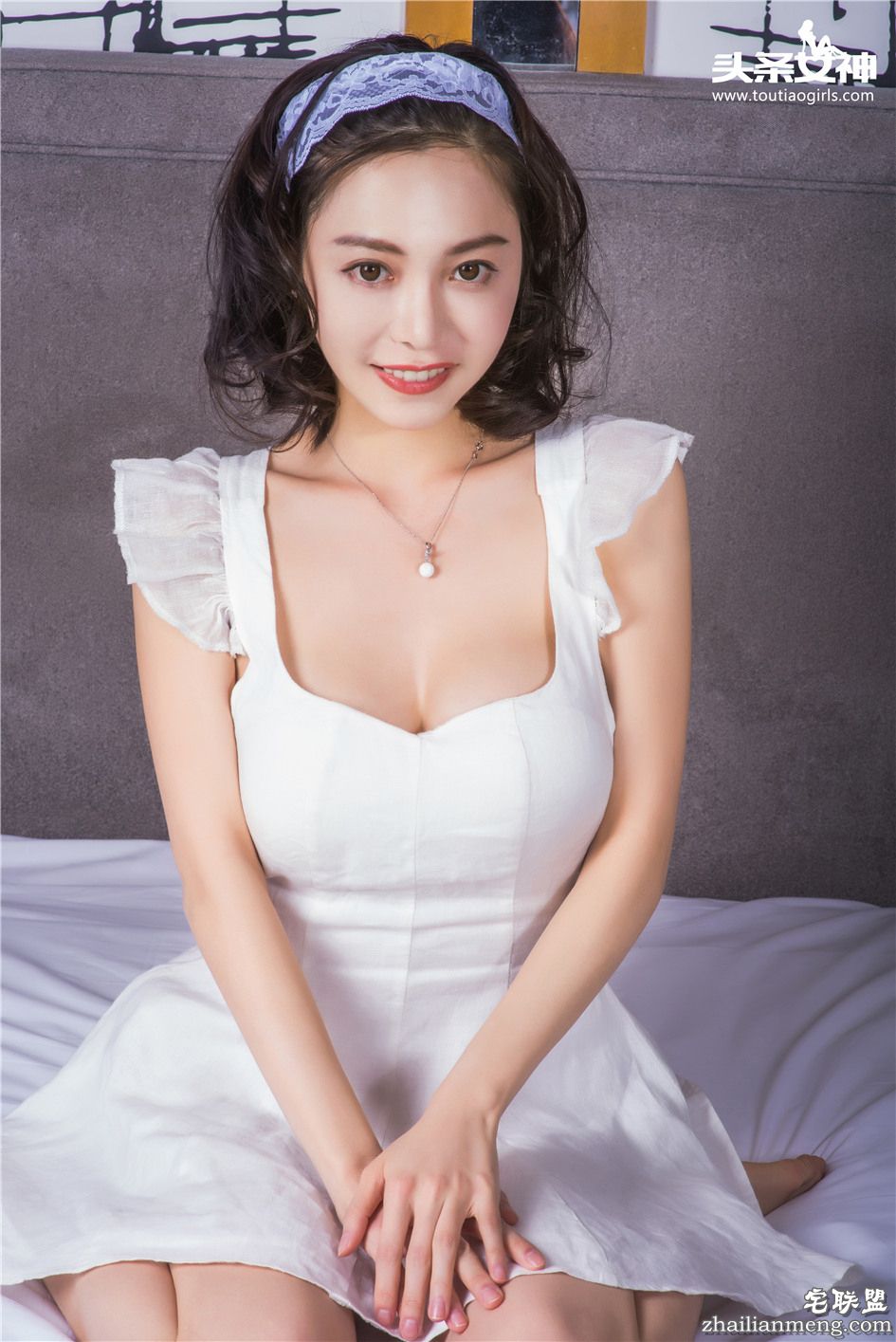 [头条女神] 靓丽白裙美女小爱笑容迷人图片 第209期第2张