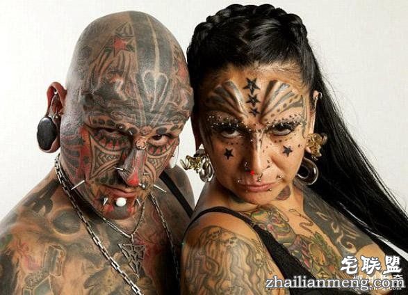 夫妻热衷“改造自己身体”，纹身、钻孔、移植...