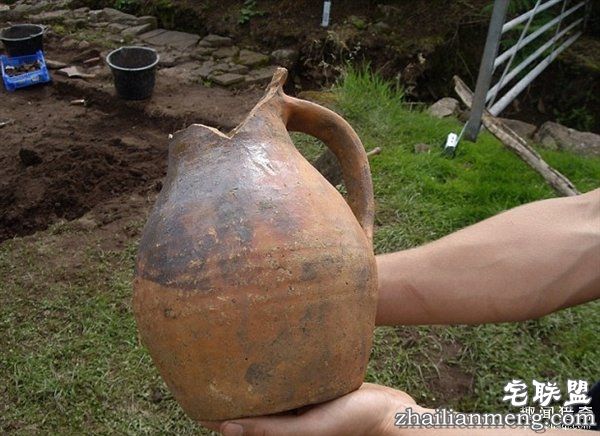 男子花光积蓄买地：竟意外发现中世纪古城