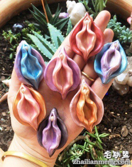 嫩肉感「阴道坠饰」惹议！艺术家不畏抨击呼吁：正视身体