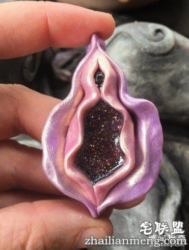 嫩肉感「阴道坠饰」惹议！艺术家不畏抨击呼吁：正视身体