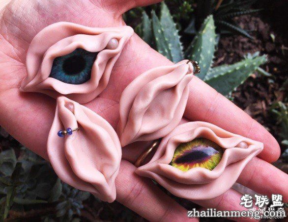 嫩肉感「阴道坠饰」惹议！艺术家不畏抨击呼吁：正视身体