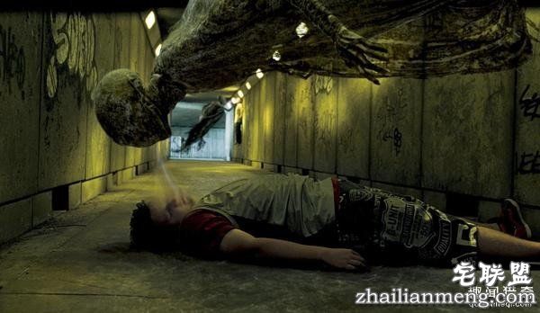 恶心，速食店员“拿汉堡擦经血” 同事抓包告状…反而被开除了