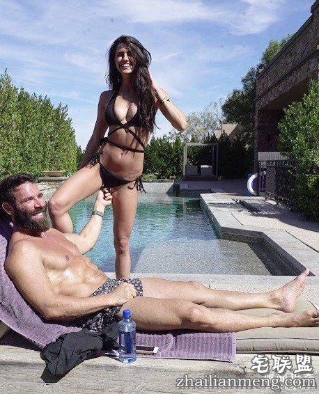 “有钱女孩任你摆布”，荒淫之王炫富呛网友