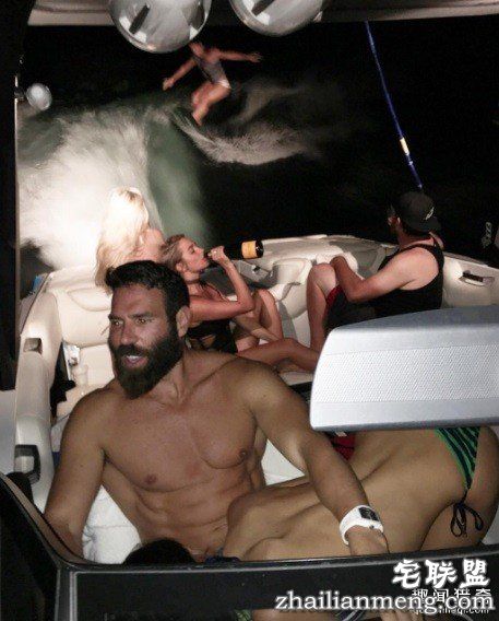 “有钱女孩任你摆布”，荒淫之王炫富呛网友