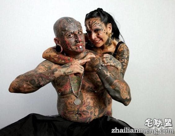 夫妻热衷“改造自己身体”，纹身、钻孔、移植...