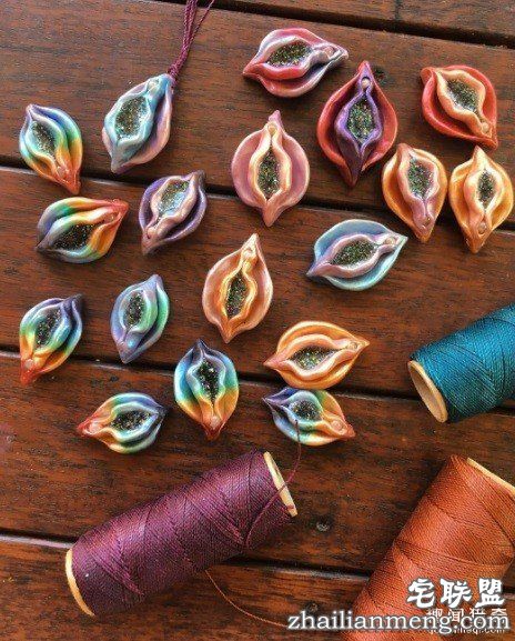 嫩肉感「阴道坠饰」惹议！艺术家不畏抨击呼吁：正视身体